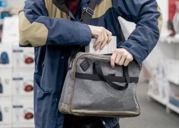 Și-a umplut buzunarele cu parfumuri și periuțe electrice, dar a uitat un „mic” detaliu: să plătească