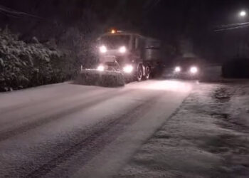 Încă o noapte albă pentru echipajele de la deszăpezire! Circulația se desfășoară în condiții de iarnă, anunță drumarii