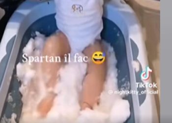 Și-au pus copilul într-o cadă cu zăpada și au înnebunit internetul