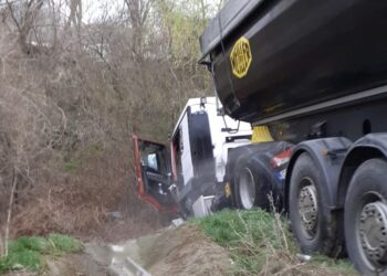 UPDATE: Impact violent la Sibioara, între un tir încărcat cu piatră și un autoturism (FOTO)
