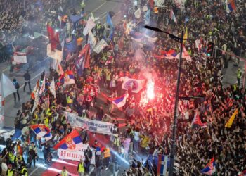 Zeci de mii de sârbi, în mare parte studenți, au protestat la Belgrad împotriva președintelui Aleksandar Vucic