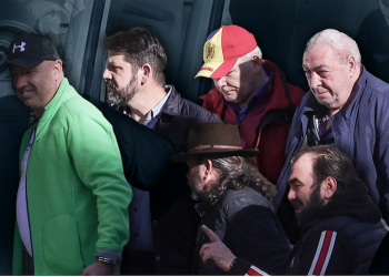 Doi dintre bărbații acuzați de trădare au fost arestați pentru 30 de zile. „În contextul actual, oricine intră în Ambasada Rusiei este automat considerat trădător“