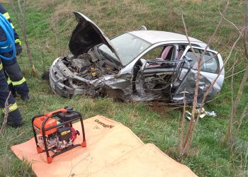 Impact violent la Sibioara, între un autoturism și un tir