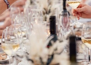 Ghidul de supraviețuire la masa de Paște cu rudele – între glume, cozonac și întrebări incomode