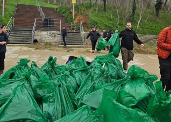 (GALERIE FOTO) Studenții Universității Ovidius și Polaris M Holding au adunat gunoaiele de pe taluzul Plajei Modern