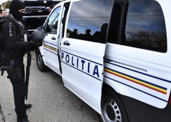 Jaf în Constanța! O vânzătoare a fost amenințată cu un pistol cu bile de două persoane
